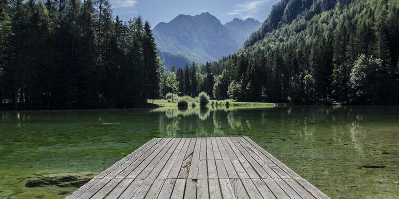 《最终幻想7：重生》与《核心危机》剧情深度解析：玩家社区热议的角色命运与游戏资讯
